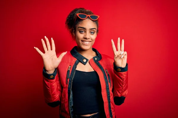 Hermosa Chica Afroamericana Vistiendo Chaqueta Roja Gafas Sol Sobre Fondo —  Fotos de Stock