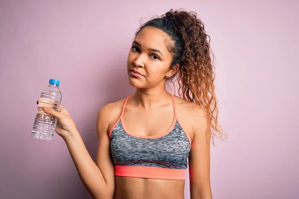 Hermosa Deportista Con Pelo Rizado Haciendo Deporte Usando Ropa Deportiva — Foto de Stock