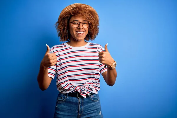 Afro Amerikaanse Vrouw Met Krullend Haar Vakantie Met Zomerhoed Gestreept — Stockfoto