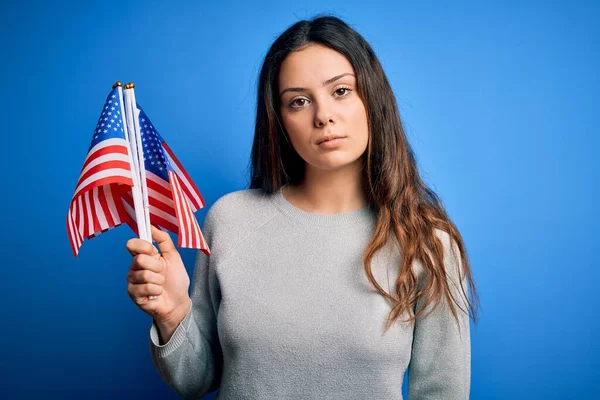 Joven Hermosa Morena Patriótica Sosteniendo Bandera Americana Celebrando Julio Con —  Fotos de Stock
