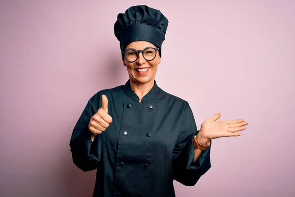 Medioevo Bruna Chef Donna Indossa Uniforme Fornello Cappello Sfondo Rosa — Foto Stock