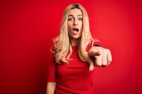 Junge Schöne Blonde Frau Lässigem Shirt Vor Isoliertem Roten Hintergrund — Stockfoto