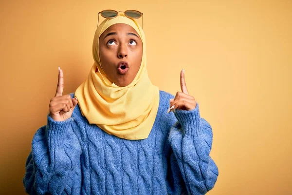 Joven Estudiante Afroamericana Vestida Con Hiyab Musulmán Amarillo Gafas Sol — Foto de Stock