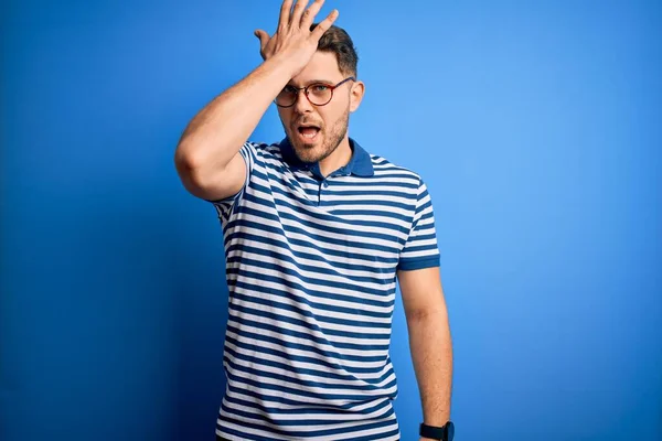 Joven Hombre Con Ojos Azules Con Gafas Casual Rayas Camiseta —  Fotos de Stock