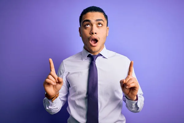 Jovem Empresário Brasileiro Vestindo Gravata Elegante Sobre Fundo Roxo Isolado — Fotografia de Stock