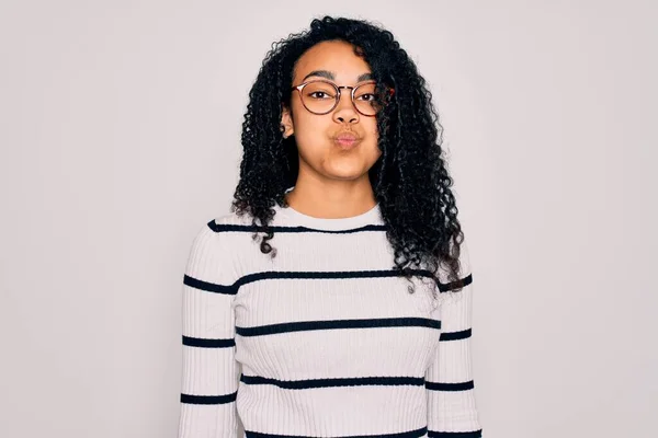 Mujer Afroamericana Joven Con Suéter Rayas Gafas Sobre Fondo Blanco — Foto de Stock