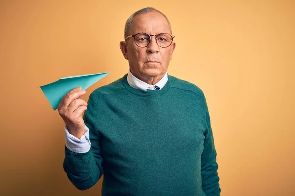 Senior Knappe Man Met Vliegtuig Van Papier Staande Geïsoleerde Gele — Stockfoto