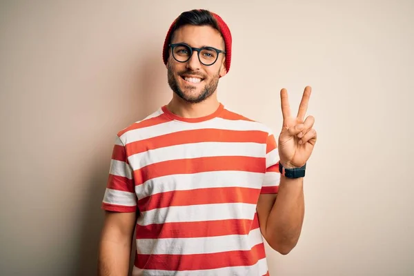 Homem Bonito Jovem Vestindo Shirt Listrada Casual Óculos Sobre Fundo — Fotografia de Stock