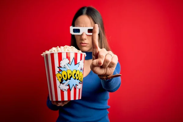 Giovane Donna Bionda Che Indossa Occhiali Mangia Pacchetto Popcorn Guardando — Foto Stock