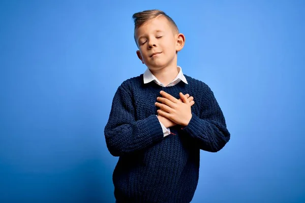 Das Kleine Kaukasische Kind Mit Den Blauen Augen Trägt Einen — Stockfoto