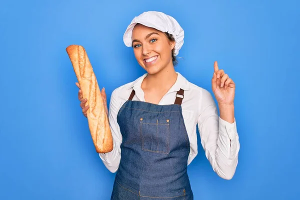 Jonge Mooie Blonde Bakker Vrouw Met Blauwe Ogen Houden Brood — Stockfoto