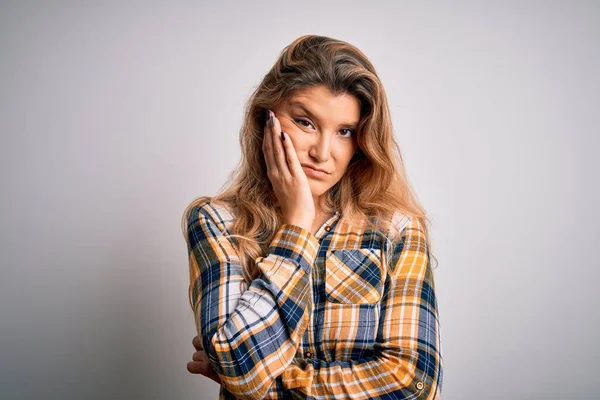 Jonge Mooie Blonde Vrouw Dragen Casual Shirt Staan Geïsoleerde Witte — Stockfoto