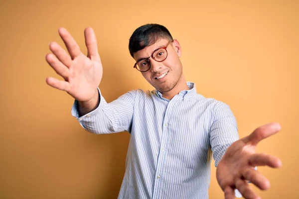 Joven Hombre Negocios Hispano Guapo Con Gafas Nerd Sobre Fondo — Foto de Stock