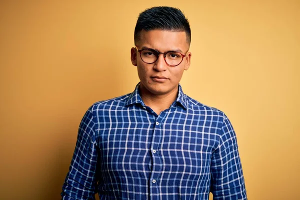 Jonge Knappe Latijnse Man Draagt Casual Shirt Bril Gele Achtergrond — Stockfoto