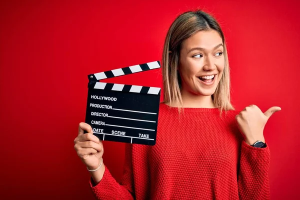 Junge Schöne Frau Mit Klapptafel Die Über Isoliertem Rotem Hintergrund — Stockfoto