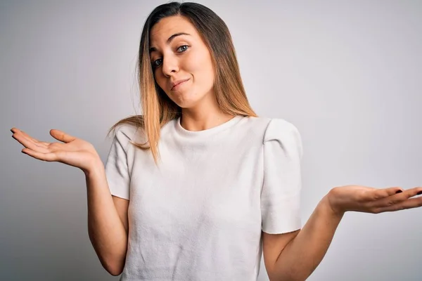 Genç Sarışın Mavi Gözlü Beyaz Arka Planda Sıradan Tişörtler Giyen — Stok fotoğraf