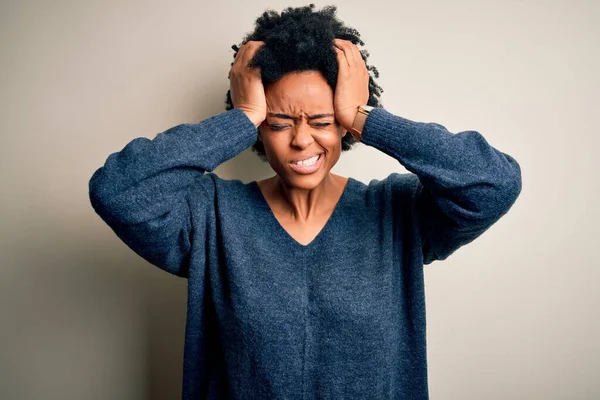 Ung Vacker Afroamerikansk Afro Kvinna Med Lockigt Hår Bär Casual — Stockfoto