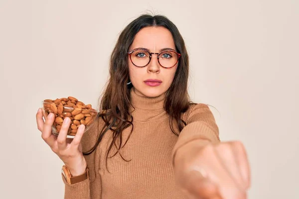 Vacker Kvinna Med Blå Ögon Håller Skål Med Friska Mandlar — Stockfoto