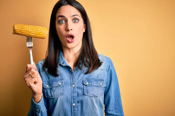 Young Woman Blue Eyes Holding Fork Fresh Cob Corn Standing — Stock Photo, Image