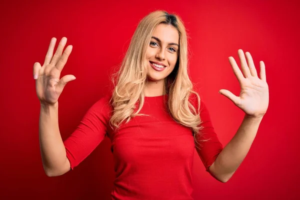 Junge Schöne Blonde Frau Lässigem Shirt Das Vor Isoliertem Roten — Stockfoto