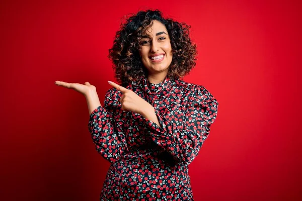 Young Beautiful Curly Arab Woman Wearing Casual Floral Dress Standing — Stock Photo, Image