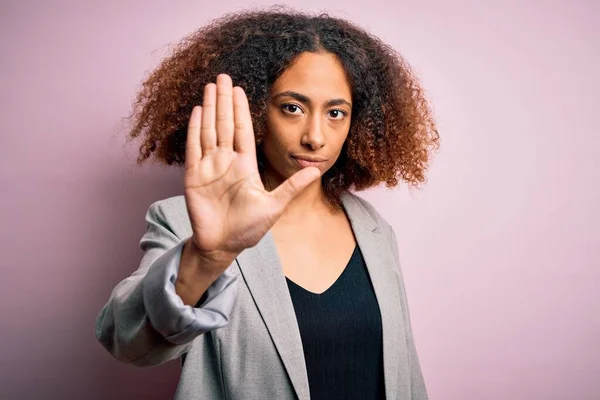 Jovem Empresária Afro Americana Com Cabelo Afro Vestindo Jaqueta Elegante — Fotografia de Stock