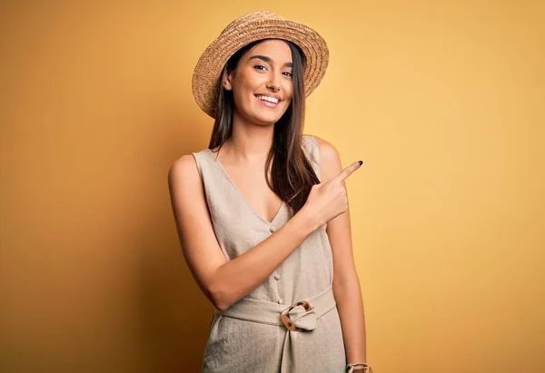 Joven Mujer Morena Hermosa Vacaciones Con Vestido Casual Sombrero Alegre — Foto de Stock