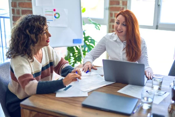 Dos Hermosas Empresarias Sonriendo Felices Seguras Trabajando Juntas Sentado Con —  Fotos de Stock