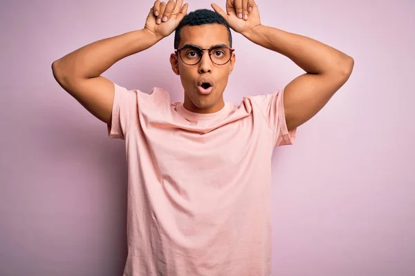 Hombre Afroamericano Guapo Usando Camiseta Casual Gafas Sobre Fondo Rosa — Foto de Stock