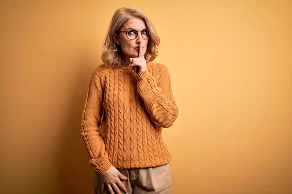 Mujer Rubia Hermosa Mediana Edad Con Suéter Casual Gafas Sobre —  Fotos de Stock