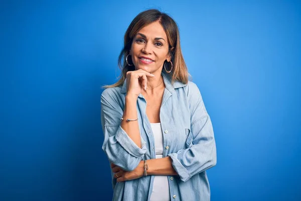 Mulher Bonita Meia Idade Vestindo Camisa Casual Sobre Fundo Azul — Fotografia de Stock