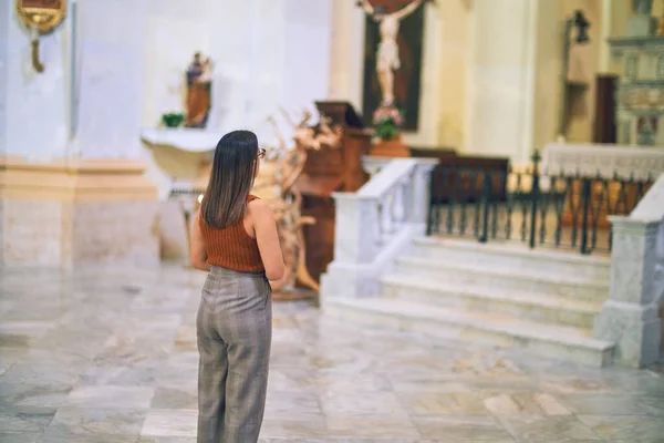 年轻美丽的女人手牵手站在教堂祈祷 — 图库照片