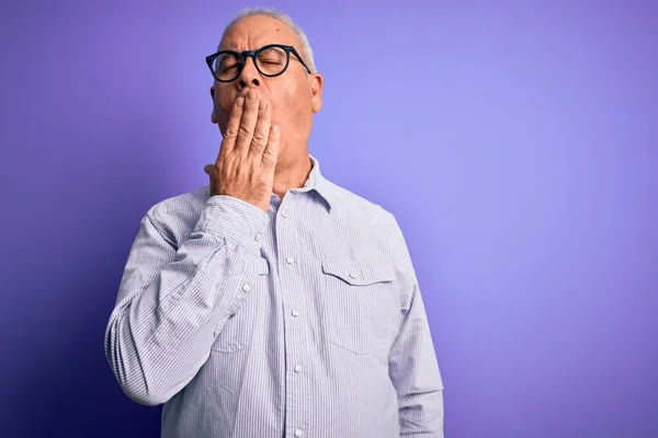 Medioevo Bell Uomo Hoary Indossa Camicia Righe Occhiali Sfondo Viola — Foto Stock