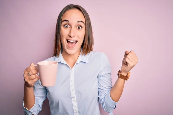 Jovem Mulher Bonita Bebendo Caneca Café Sobre Fundo Rosa Isolado — Fotografia de Stock