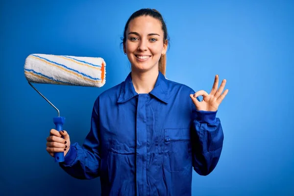 Jovem Bela Pintor Loira Mulher Com Olhos Azuis Pintura Usando — Fotografia de Stock