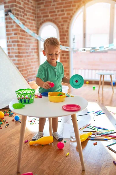 Bedårande Blont Barn Leker Med Plastmat Runt Massor Leksaker Dagis — Stockfoto