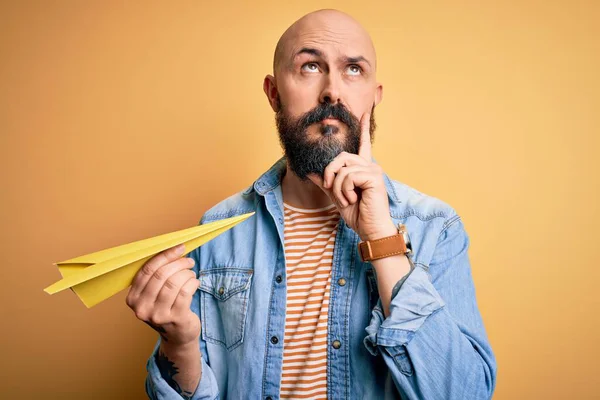 Schöner Glatzköpfiger Mann Mit Bart Papierflugzeug Über Isoliertem Gelbem Hintergrund — Stockfoto