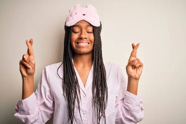 Mujer Afroamericana Joven Con Pijama Rosa Máscara Dormir Sobre Fondo — Foto de Stock