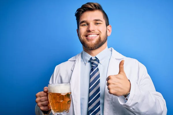 Giovane Dottore Biondo Uomo Con Barba Gli Occhi Azzurri Che — Foto Stock