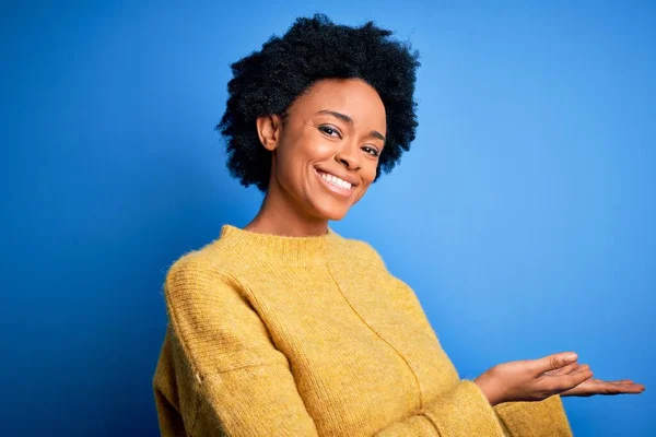 Joven Hermosa Afroamericana Afro Mujer Con Pelo Rizado Usando Suéter — Foto de Stock