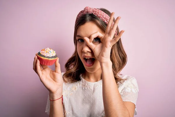 Junge Blonde Mädchen Essen Eine Süße Schokolade Cupcake Über Rosa — Stockfoto