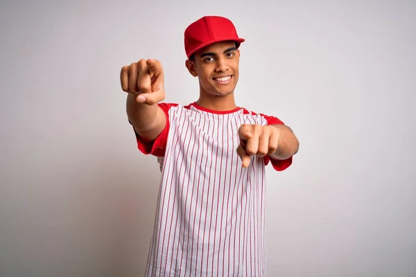 Joven Deportista Afroamericano Guapo Con Camiseta Béisbol Rayas Gorra Señalándote —  Fotos de Stock