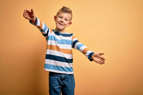 Pequeño Niño Caucásico Con Ojos Azules Que Lleva Una Camisa — Foto de Stock