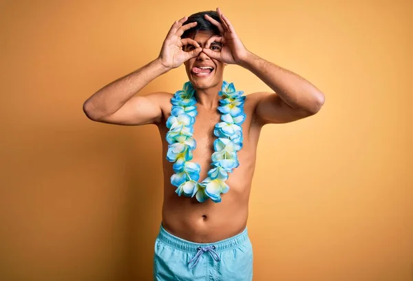 Joven Turista Guapo Vacaciones Con Trajes Baño Flores Lei Hawaianas — Foto de Stock