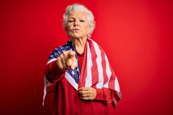Senior Vacker Gråhårig Patriotisk Kvinna Bär Usa Flagga Över Röd — Stockfoto