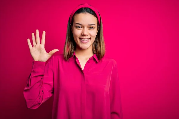 Jong Mooi Brunette Meisje Dragen Casual Shirt Staan Geïsoleerde Roze — Stockfoto