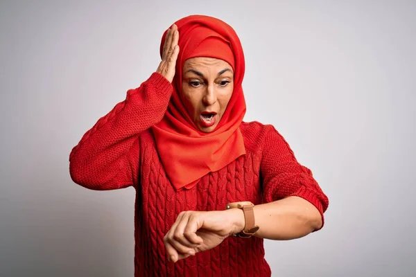 이슬람 히잡을 시계를 걱정하고 두려워하는 중년의 — 스톡 사진