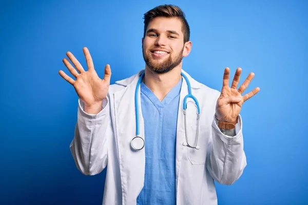 Joven Médico Rubio Con Barba Ojos Azules Con Abrigo Blanco — Foto de Stock