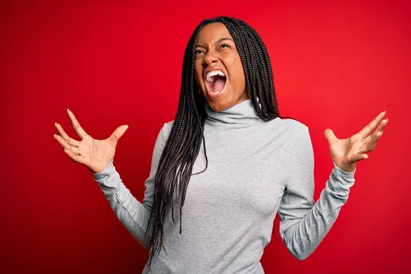 Mujer Afroamericana Joven Con Jersey Cuello Alto Sobre Fondo Rojo —  Fotos de Stock