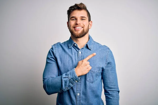 Jonge Knappe Blonde Man Met Baard Blauwe Ogen Casual Denim — Stockfoto